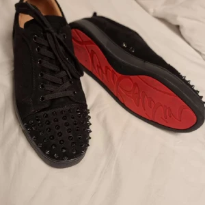 Louboutin Skor - Svarta Loubs som är i bra skick! storlek 45 men är rätt små så dem passar 43/44. Ny pris ca 6800kr. Tyvärr ingen box. Och inget kvitto för jag fick dem i present därav priset.