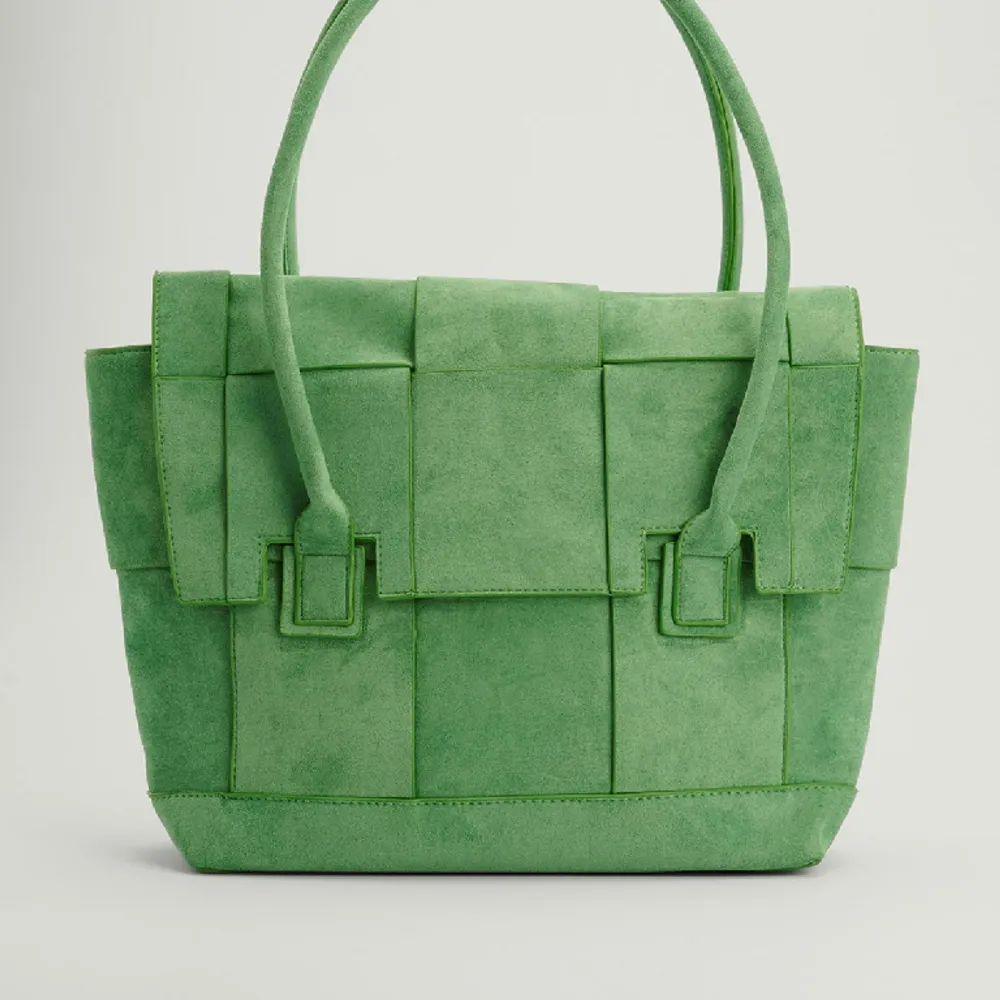 Grön väska i ett mocka liknande material. Super fin i super bra skick 💚. Väskor.