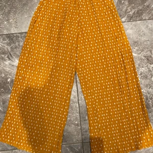 Palazzobyxor - Neon gula prickiga palazzobyxor. Knappt använda. Så sköna att ha på sig under sommaren. Jättefina. Säljer pga stor garderobrensning. Kika gärna på mina andra annonser, säljer mycket. Samfraktar gärna:) 