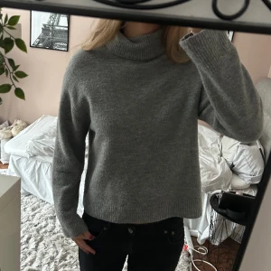 Stickad polo - Stickad polotröja från zara. Väldigt mjuk och inte alls stickig. Den är i storlek 164 men passar mig som har s/m.