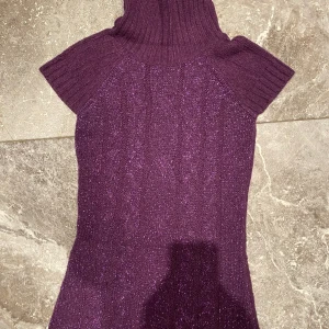 Nyårsklänning stl.S - Nyårsklänning i storlek S. Neon lila. Mjuk skön och go klänning med en krage som värmer halsen. Paljettrig och glittrig. Säljer pga stor garderobrensning. Kika gärna på mina andra annonser, säljer mycket. Samfraktar gärna:) 