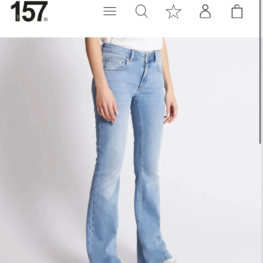 Lågmidjade bootcutjeans i S från lager 157💕 Dem är helt oanvända men lappen är tyvärr borta då dem är tvättade en gång eftersom jag tänkte behållt dem och klippt av dem då byxorna är för långa på mig😊. Jeans & Byxor.