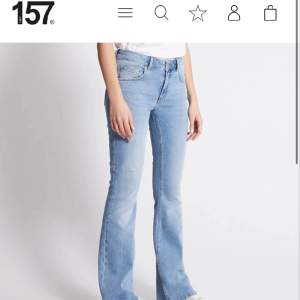 Lågmidjade bootcutjeans i S från lager 157💕 Dem är helt oanvända men lappen är tyvärr borta då dem är tvättade en gång eftersom jag tänkte behållt dem och klippt av dem då byxorna är för långa på mig😊