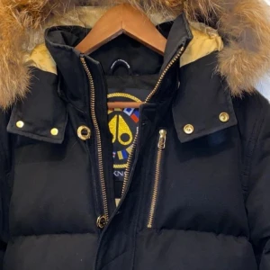 Moose knockels vinter jacka herr st M 5000kr  - Moose knockels vinter jacka herr st M. Nyskick 5000lr vid snabb affär. Leverans inom Stockholm Guld går att ordna.  PM EL RING 0737776989 Mvh Fredrik 