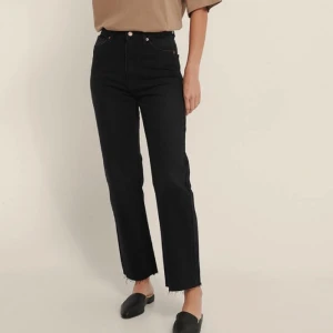 Svarta jeans - Svarta jeans ifrån NA-KD i storlek 34🤍 De är i bra skick!