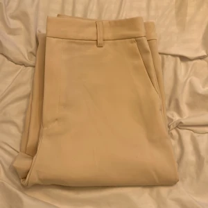 Beiga kostymbyxor  - Säljer ett par beiga kostymbyxor från Gina tricot 