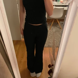 Lågmidjade kostymbyxor  - Säljer dessa lågmidjade kostymbyxor då de tyvärr är för små. De är lågmidjade och bootcut från Gina Tricot 🩷
