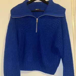 En marinblå stickad tröja från Gina tricot som är använda en gång!💙 Denna är i storlek S🩵 nypris 499kr 