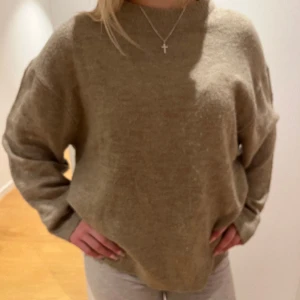 Brun-beige stickad hoodie - Säljer min brun-beiga, stickade hoodie som inte kommer till användning 💗superskönt material och fin till hösten!