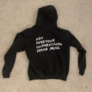 ”NOT EVERYONE UNDERSTANDS HOUSE MUSIC” - Hej, säljer nu min ”Not everyone understands house music” Hoodie jag köpte direkt av Marcus Rolf och Pascali via Instagram DM. Otroligt sällsynt då den inte går att köpa längre och ett extremt fåtal exemplar gavs ut. Pris kan diskuteras vid snabb affär!  