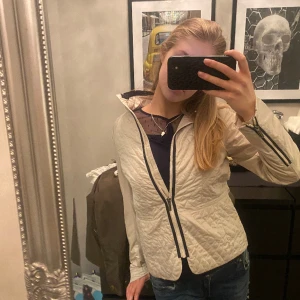 Skit cool jacka  - SKIT cool snygg jacka till vår och höst!