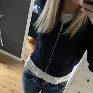 STICKAD TOPP🩷 - Super fin marinblå stickad zip up i storlek S🙏🏽