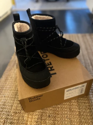 TRETORN Aspa Hybrid slutsålda - Svarta vattentäta populära boots från Tretorn. Varma. Nyligen köpta. Använda ett par ggr, därav nyskick nästintill. Stl 39 men passar Stl 37-38, något små i storlekar. 