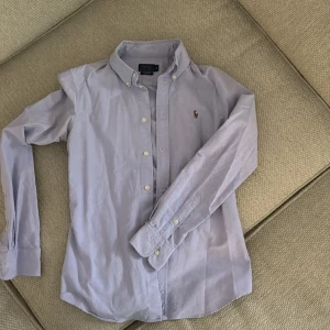 Skjorta  - Ralph Laurent skjorta costom fit i ny skick.  Färgen är ljus lila 