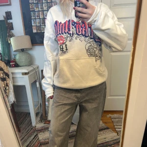 Hoodie  - Jättesnygg hoodie med tryck på framsidan och på ryggen! 