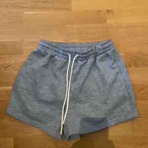 Gråa mjukis shorts - Ett par vintage  sköna gråa mjukis shorts man kan ha både till träning o till vardags går till lite över knäna om man är 170 