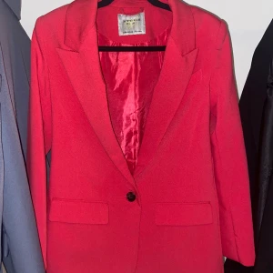 Rosa kavaj - Säljer en rosa kavaj i storlek S, endast använd 1 gång 🫶 Nypris minns jag dessvärre inte, säljer för 200kr. Köparen står för frakten alternativt möts upp i Jönköping 🤝