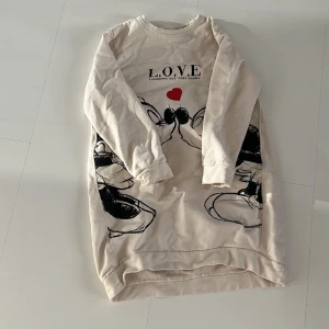 Zara klänning - Denna är slutsåld överallt och väldigt gullig! Den passar mindre storlekar! Modellen är jord att ha lite kortaste armar så om ett barn med mindre storlek skulle andvända skulle armarna vara perfekt! Jag själv har älskat denna klänning! Du står för frakt!