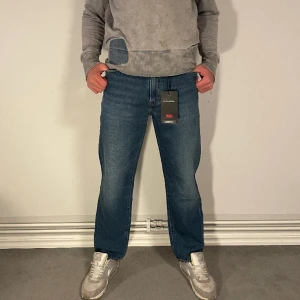 Levis jeans  - 45. Hej! Säljer nu dessa helt nya Levis jeans. Modellen är 188cm Nypris 1399