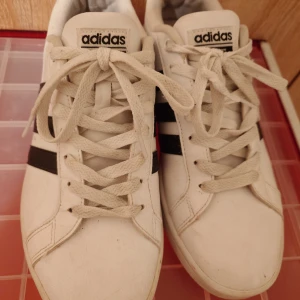 Adidas neo sneakers skor strl 39-40 - Adidas skor med Neo sula som är tjockare som gör skorna väldigt mjuka och sköna att gå i. Lite använda så finns vissa fläckar men ser ändå fräscha ut. Jag har storlek 39, kan ha 38 men knappt och skorna passar mig perfekt fast det står 40 och 2/3 i.
