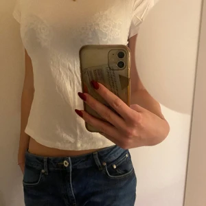 Basic vit t-shirt - En super fin vit t-shirt som är lite genomskinlig. Köpt på Kappahl för 120 kr, säljer för 50 kr. Storlek 146/152 men funkar också för mig som jag storlek s i normala fall. 