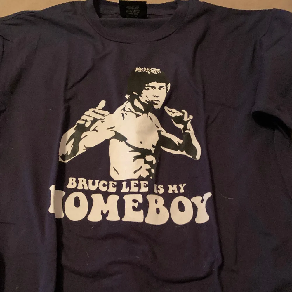 T-Shirt man ”Brue lee my homeboy” Storlek XL. Köpt men inte använd. Frakt tillkommer om de ska postas.. T-shirts.