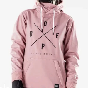Dope snowboardjacka - Snowboardjacka (hoodie). Använd endast i skidbacken, 1 säsong. Inte sliten, inga märken/fläckar.  Liten i storlek.  Nypris 1600. 