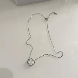 Säljer denna silverfärgade klöver halsbandet då det inte kommer till användning väldigt fin dm gärna för närmare bilder🤍🫶