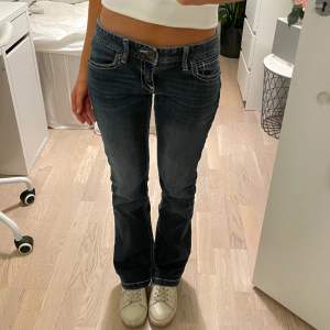 Lågmidjade jeans! Snygga detaljer på fickorna och vita sömmar✨Jag är 164💞 Midjemått: 37cm. Innerbenslängd: 77cm. Många intresserade därav priset, tryck gärna på köp nu!💞☺️