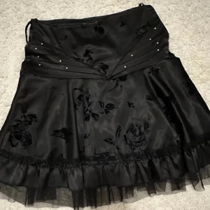 satin kjol med blommor och volang - jätteunik kjol i bra skick 