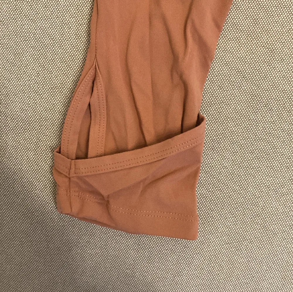 Orange-rosa tights från gymshark. De är 3/4-långa och har dekorativa hål vid bensluten som ses på sista bilden. Använda mindre än 5 gånger så i nyskick. Shorts.