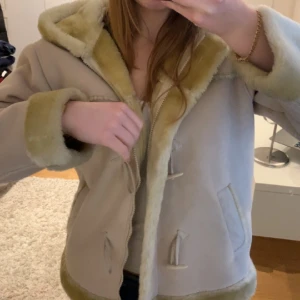 Vinterjacka med fluff💓 - Jättesöt gosig vinterjacka med detaljer💓 Säljs för att den inte används längre, kontakta mig för fler bilder, frågor och intresse!