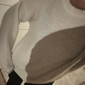 Stickad tröja  - Stickad tröja i två färgen, bra skick, lite nopprig men inget som syns pga materialet på tröjan, har lite svarta noppror som gör att ta bort på insidan av nacken, men dessa syns inte när man bär tröjan🤍se bild 3