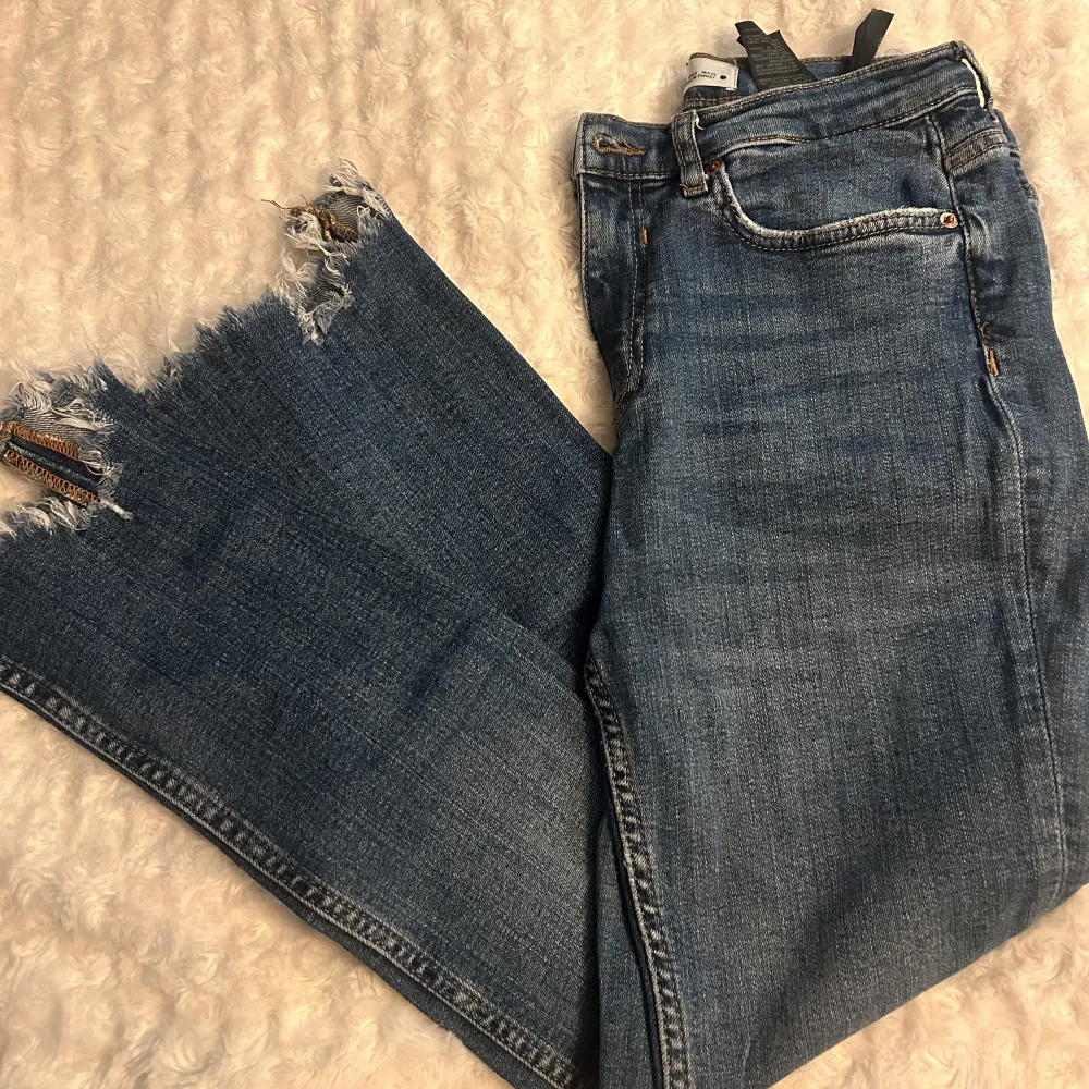 Croppade flair jeans från zara, samma modell som på bilden bara annan färg, medelhög midja🤍superfin kant på jeansen (bild 2j. Jeans & Byxor.