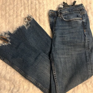 Jeans - Croppade flair jeans från zara, samma modell som på bilden bara annan färg, medelhög midja🤍superfin kant på jeansen (bild 2j
