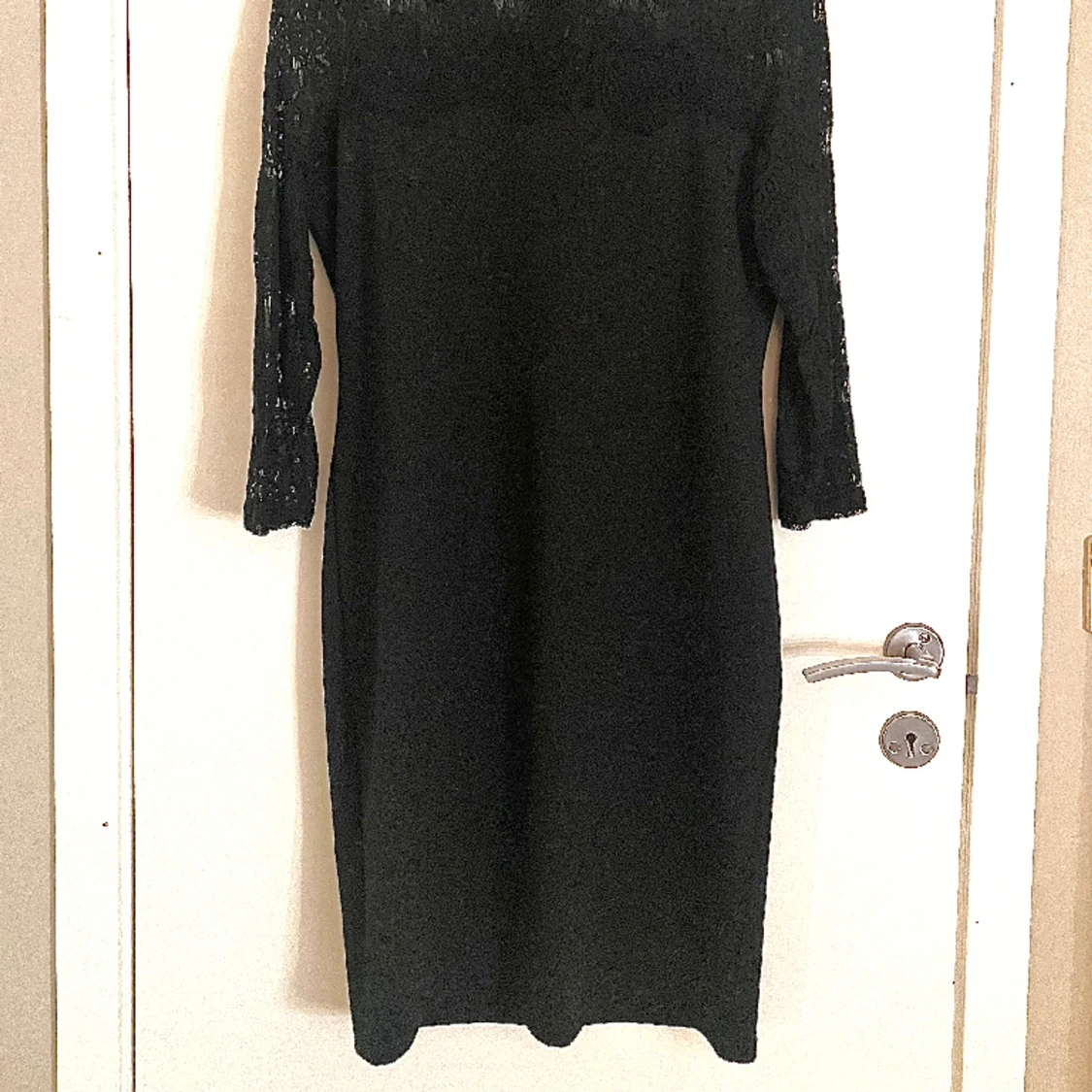 Svart klänning med spets - 90