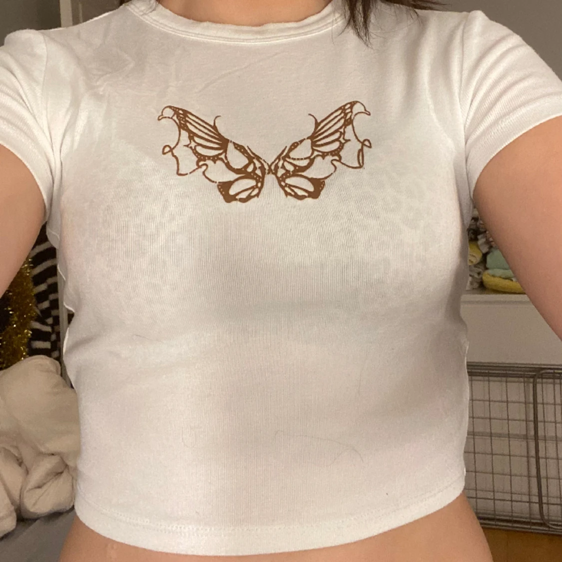 Vit t-shirt med fjäril märke - 90