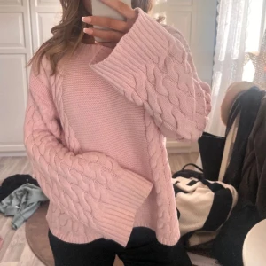 Rosa stickad - Första bilden är lånad. Rosa kabelstickad tröja från Gina Tricot. Jag har även en exakt likadan fast i ljusblå.