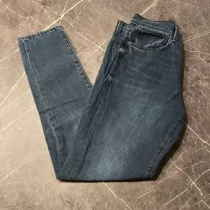 Snygga mörkblå slimfit jeans från märket Selected Homme. Jeansen är använda men fräscha och gott skick. Storlek 30/32. Vid fler frågor är det bara att höra av sig!