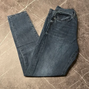 Mörblå jeans - Snygga mörkblå slimfit jeans från märket Selected Homme. Jeansen är använda men fräscha och gott skick. Storlek 30/32. Vid fler frågor är det bara att höra av sig!