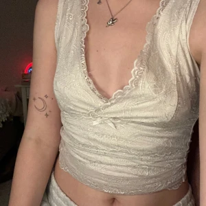 Spets topp! - En söt liten spets topp jag köpt på plick! Perfekt till fest men tyvärr för liten för mig :(