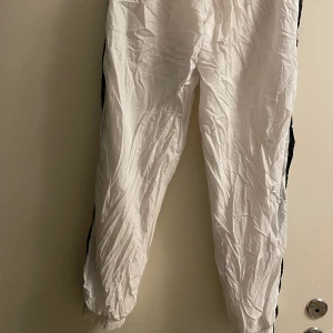 Nike byxor - Säljer dessa Nike byxor som har använts fätal gänger, pga dem är för korta för mig. Är 173cm och dem kommer strax under vaderna pà mig Toppskick som nya! Säljer dessa men i svart också i en annan annons!