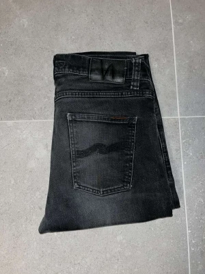 Nudie Jeans Lean Dean - Tja !🍾 checka dessa feta Nudie jeans Lean Dean!🙌 lite små på modellen då de är i 29W 30L. Köp dessa slim jeans innan någon annan tar de! Byxorna har mindre lagningar, men det är inget som är synligt vid användning. Frågor i Dms!