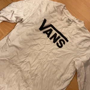 Vans tröja  - Varan är helt oanvänd! Ser ut som en fläck nere i vänstra hörnet men är bara nått som kom med i bild kan ta fler bilder vid intresse.