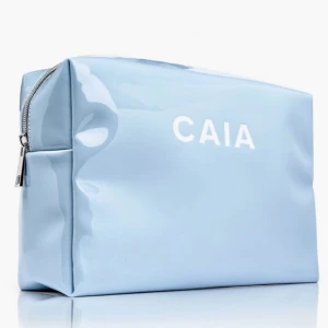 Caia necessär  - Den populära Caia necessären i den ljus blåa versionen. Försöker även sälja den på andra hemsidor och är ej säker på att sälja den. Aldrig använd, köptes för 196 kr (på rea). Skriv vid intresse!