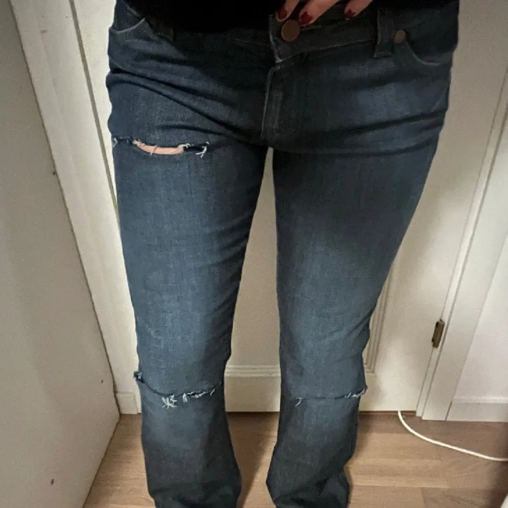 Fina bootcut jeans från wrangler, med hål som jag gjort själv! . Jeans & Byxor.