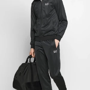 Ea7 tracksuit - Ea7 bra skick  pris kan sänkas 