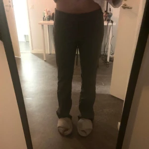 kostymbyxor från nelly - grå, lågmidjade kostymbyxor från nelly. köpta för ca 1 månad sen så knappt använda