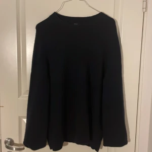 COS Kashmir pullover - Fin COS 100% Kashmir pullover i strålande skick. Om ni har frågor så är den bara att ställa dom!😃
