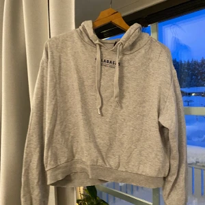 Hoodie med tryck - 🩷 Hoodie m tryck. Strl M men skulle säga S. Kontakta mig för att få mer information eller bilder på plaggen 💗